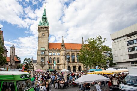 Marktfrische Lebensmittel, regionale Spezialitäten, Essen, Getränke, Livemusik und buntes Kinderprogramm: Die Braunschweig Stadtmarketing GmbH und das Hofbrauhaus Wolters laden an fünf Terminen zum Abendmarkt auf den Platz der Deutschen Einheit ein.