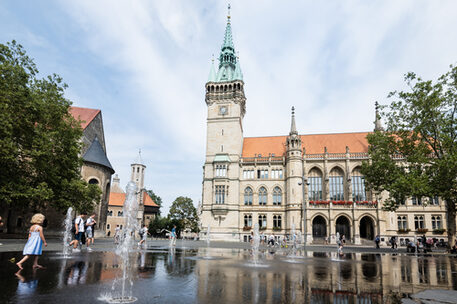 Kinderbetreuung an wechselnden Orten in der Innenstadt: Bei der Löwenbande am 26. Juli auf dem Kohlmarkt sowie am 2. und 9. August auf dem Platz der Deutschen Einheit laden bunte Zirkuszelte zum Spielen und Basteln ein.