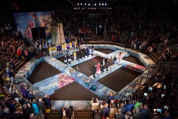 Italienische Oper vor der Kulisse des historischen Burgplatzes: Ab 23. August zeigt das Staatstheater Braunschweig in der Freiluft-Arena Verdis „La traviata“. (Wird bei Klick vergrößert)