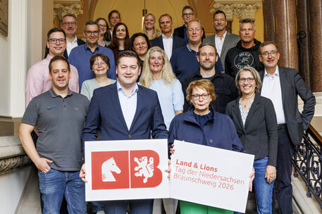 Tag der Niedersachsen 2026: Vom 12. bis zum 14. Juni 2026 findet das Großereignis zum ersten Mal in Braunschweig statt. Das Motto „Land & Lions“ gab das Stadtmarketing beim Planungsauftakt des Programmbeirates mit Daniela Behrens, Niedersächsische Ministerin für Inneres und Sport und Oberbürgermeister Dr. Thorsten Kornblum bekannt.