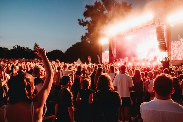 Von Johannes Oerding bis Kontra K: Am 9. August und vom 15. bis zum 17. August feiern Besucherinnen und Besucher mit Livemusik in der besonderen Umgebung des Raffteichbads. (Wird bei Klick vergrößert)