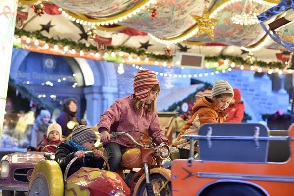 Karussellfahren ist für Kinder auf dem Weihnachtsmarkt ein besonderer Spaß. (Wird bei Klick vergrößert)
