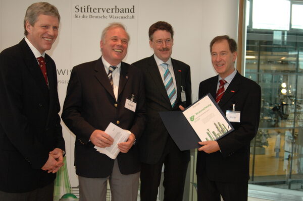 Dr. Andreas Schlüter (li.), Generalsekretär des Stifterverbandes für die Deutsche Wissenschaft, sowie die Braunschweiger Delegation, bestehend aus Prof. Jürgen Hesselbach, Dr. Bernd Meier und Dr. Gert Hoffmann freuten sich am 28. März 2006 über die Auszeichnung Braunschweigs als "Stadt der Wissenschaft" 2007. (Wird bei Klick vergrößert)