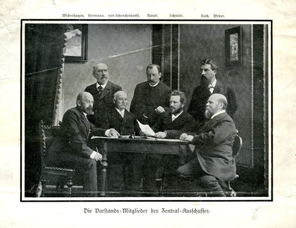 Der Vorstand des Zentralausschusses zur Förderung der Jugend- und Volksspiele in Deutschland (Koch stehend rechts, Hermann stehend links) (Wird bei Klick vergrößert)