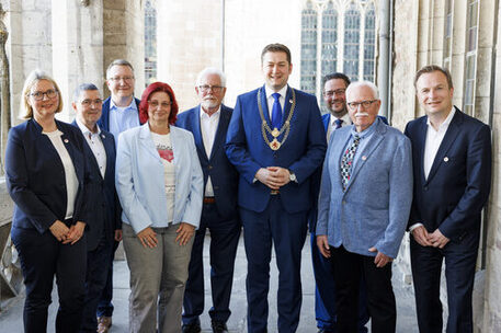 Oberbürgermeister Dr. Thorsten Kornblum gemeinsam mit den Geehrten.