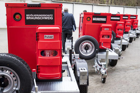 Stromgeneratoren, Schriftzug: Bevölkerungsschutz Braunschweig