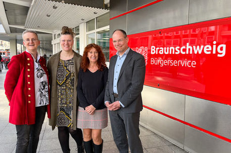 von links: Kerstin Weßel (Leiterin Abteilung Bürgerangelegenheiten), Kathrin Schäfer, Andrea Nizik und Ordnungsdezernent Dr. Tobias Pollmann.