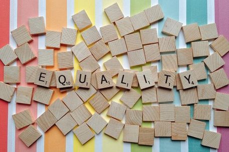Das Foto zeigt Holzplättchen, die das Wort "Equality" ergeben.