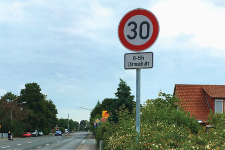 Das Bild zeigt ein Verkehrszeichen: Tempo 30 von 0-5 Uhr wegen Lärmschutz.