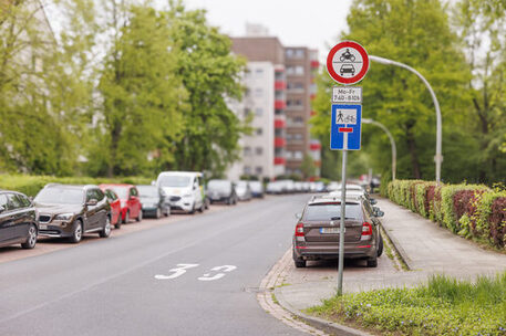 Das Bild zeigt die Einfahrt in die Altmühlstraße