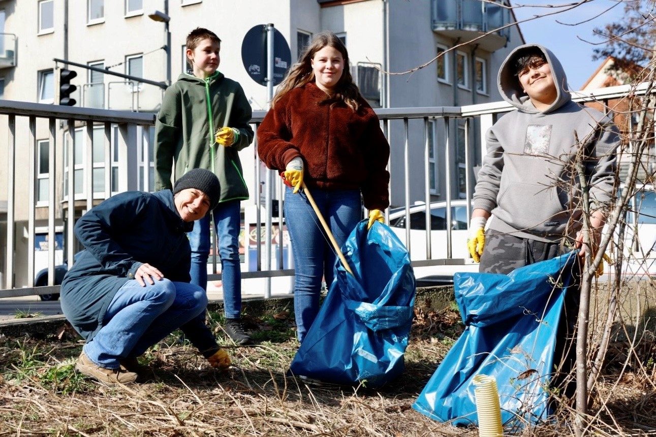 Eine Gruppe der Grund- und Hauptschule Pestalozzistraße beim Müllsammeln. (Wird bei Klick vergrößert)