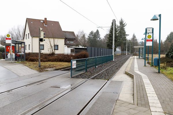 Im Rahmen des Modernisierungsprogramms für Stadtbahnhaltestellen werden die Bahnsteige der Haltestellen St. Leonhard West (Stadthalle) (siehe Nr. 26) und Nordhoffstraße (Nr. 22) auf 24 Zentimeter über Schienenoberkante angehoben. (Wird bei Klick vergrößert)