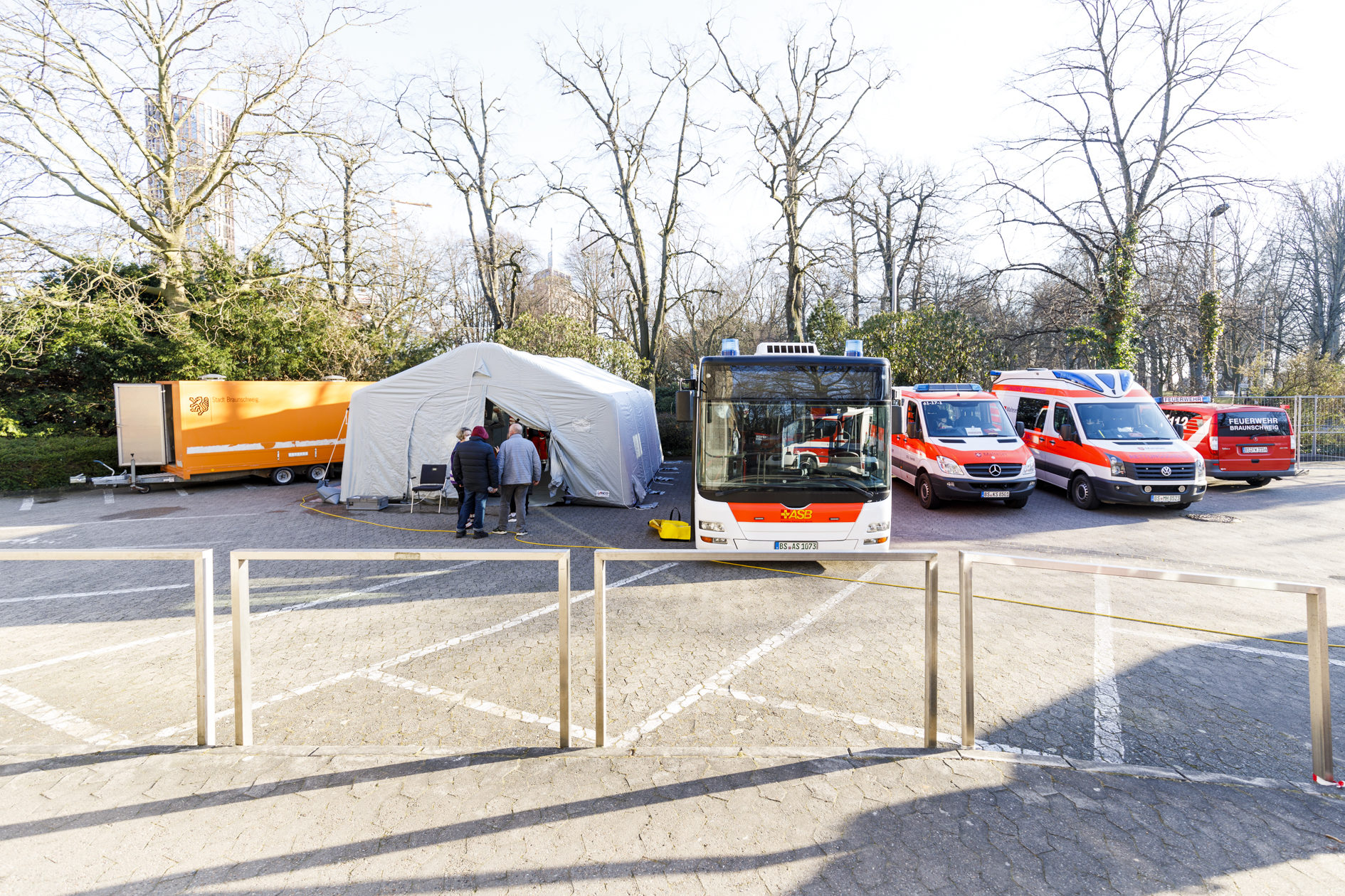 Zelt, Bus, Feuerwehrfahrzeuge (Wird bei Klick vergrößert)