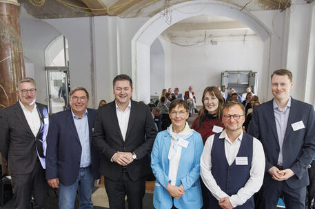 V.l.n.r.: Wirtschaftsdezernent Gerold Leppa, Karsten Gerkens, Leiter des URBAN-Netzwerks, Oberbürgermeister Dr. Thorsten Kornblum, Landesbeauftragte Dr. Ulrike Witt, Linn Tramm und René Peter Hohmann vom Deutschen Verband für Wohnungswesen, Städtebau und Raumordnung, und Mathias Dingerdissen aus der Niedersächsischen Staatskanzlei begrüßten die Teilnehmerinnen und Teilnehmer der 81. Tagung des Deutsch-Österreichischen URBAN-Netzwerks.