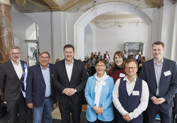 V.l.n.r.: Wirtschaftsdezernent Gerold Leppa, Karsten Gerkens, Leiter des URBAN-Netzwerks, Oberbürgermeister Dr. Thorsten Kornblum, Landesbeauftragte Dr. Ulrike Witt, Linn Tramm und René Peter Hohmann vom Deutschen Verband für Wohnungswesen, Städtebau und Raumordnung, und Mathias Dingerdissen aus der Niedersächsischen Staatskanzlei begrüßten die Teilnehmerinnen und Teilnehmer der 81. Tagung des Deutsch-Österreichischen URBAN-Netzwerks. (Wird bei Klick vergrößert)