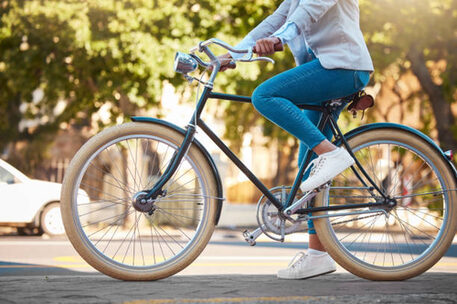 Mensch auf einem Citybike