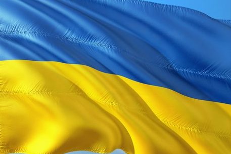 Das Bild zeigt die ukrainische Flagge.