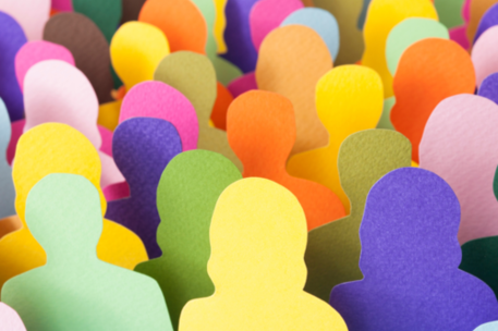 Bunte Menschenmenge, dargestellt durch farbige, ausgeschnittene Silhouette
