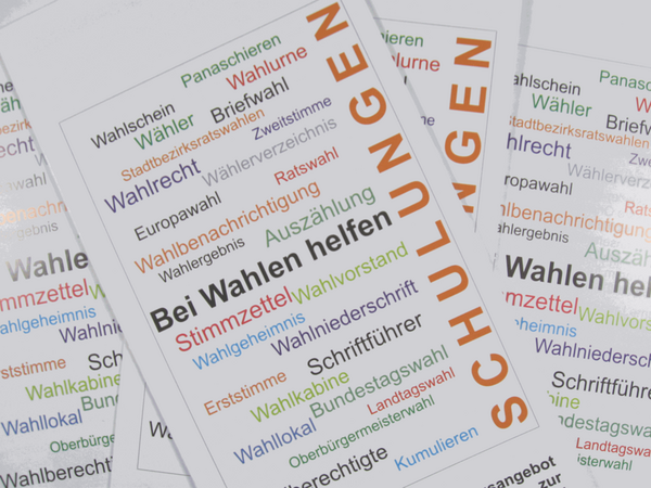 mehrere Schulungs-Flyer
