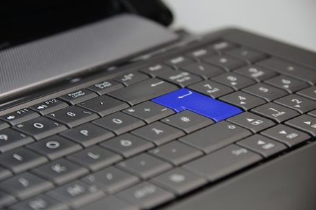 Computertastatur mit blauer Enter-Taste