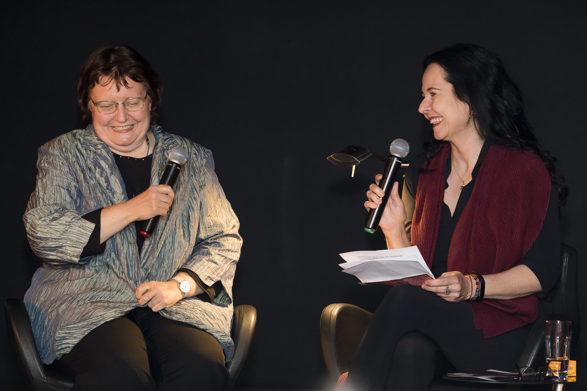 Gesprächskonzert: Adriana Hölszky (links) und Julia Spinola (rechts) (Wird bei Klick vergrößert)