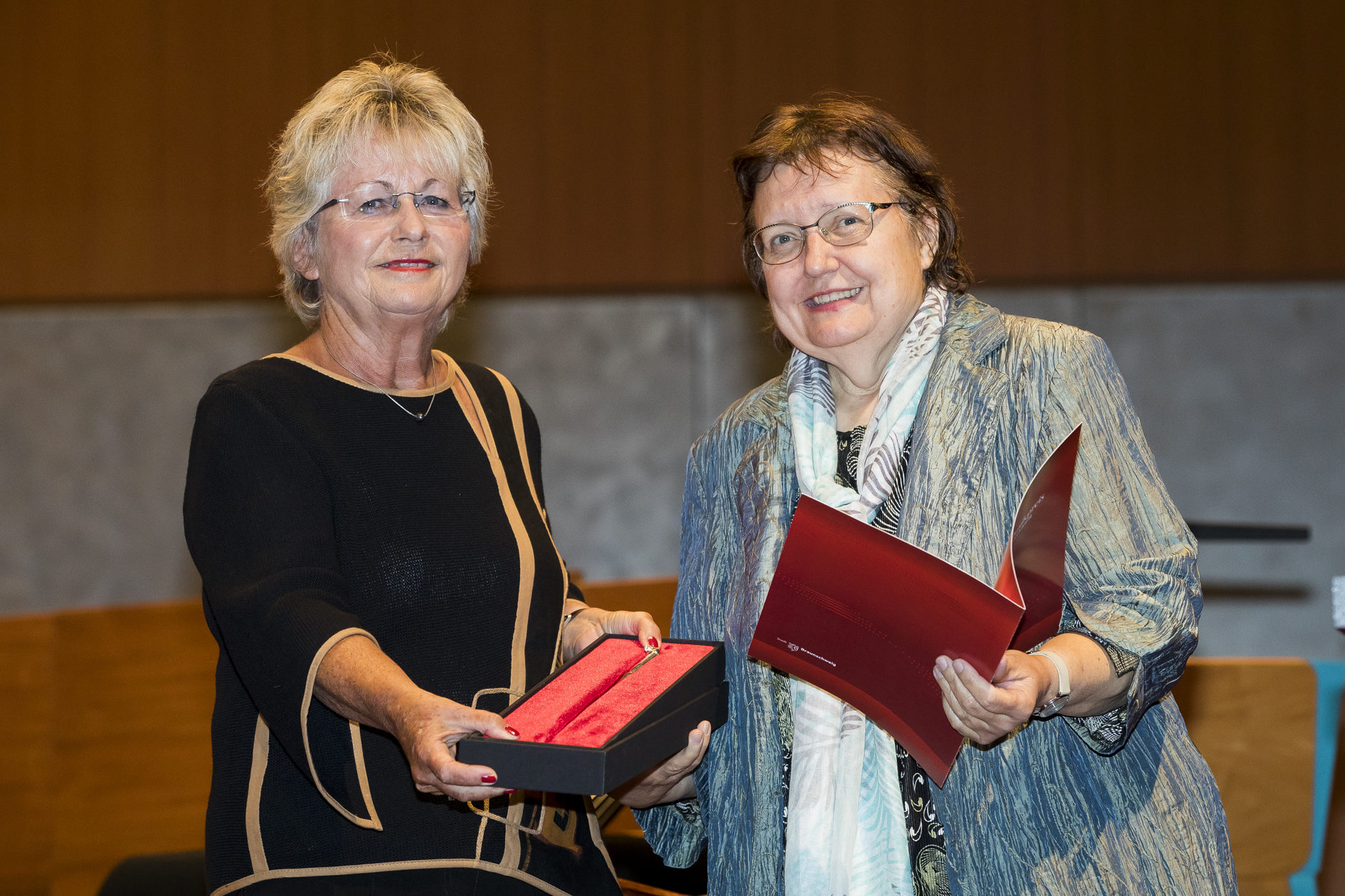 Bürgermeisterin Annegret Ihbe und Preisträgerin Adriana Hölszky