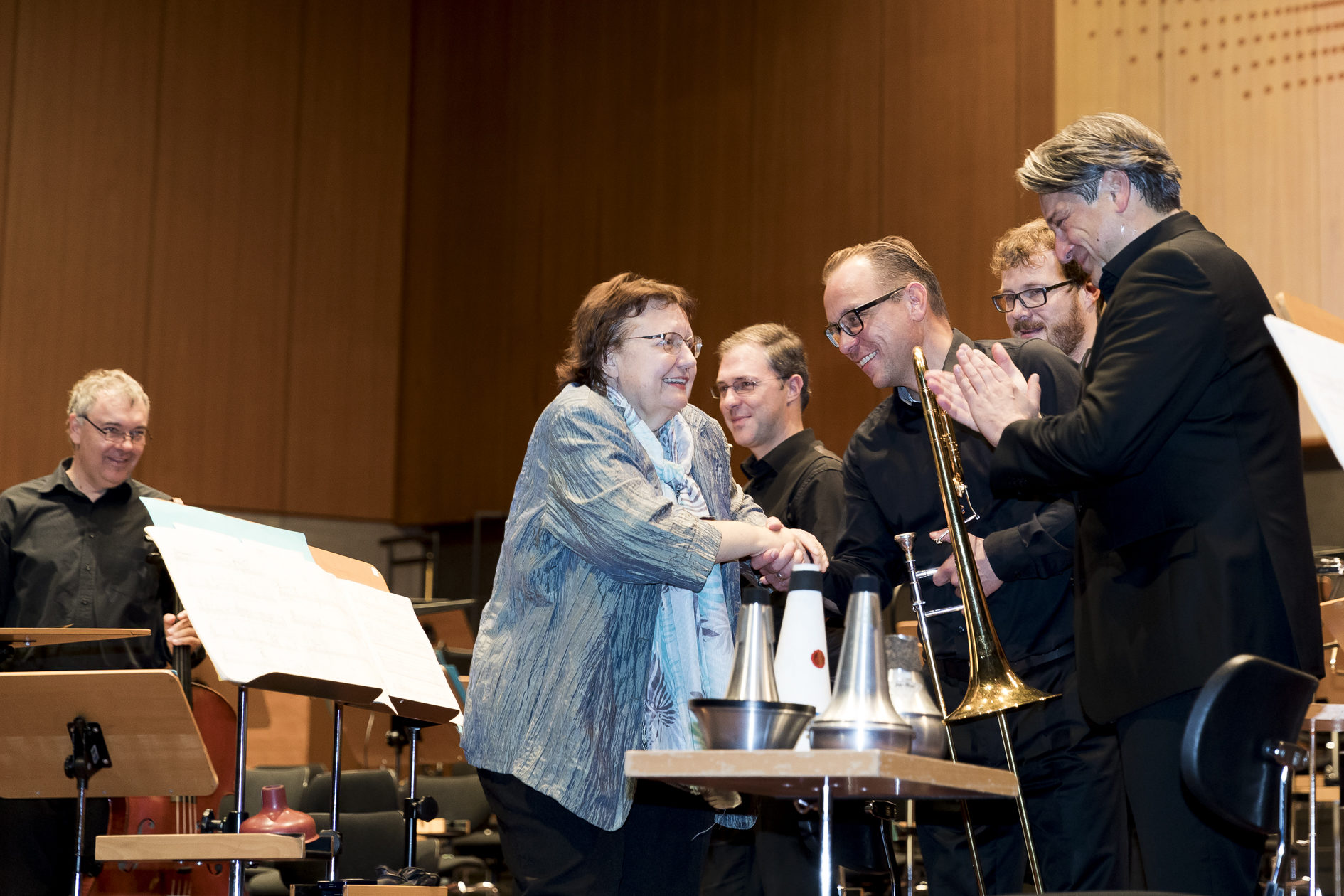 Preisträgerin Adriana Hölszky und Musiker des Staatsorchesters