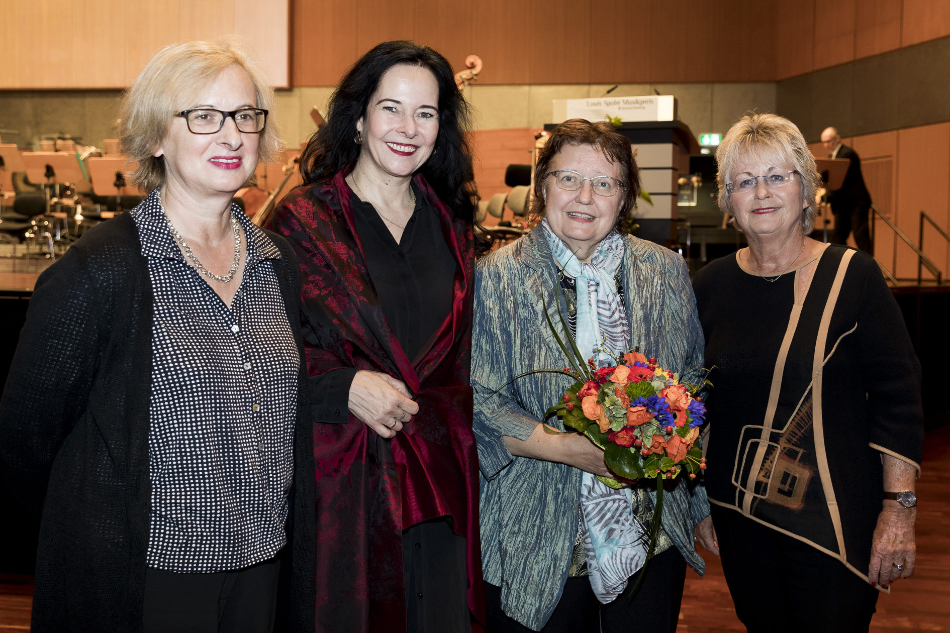 Intendantin Dagmar Schlingmann, Laudatorin Julia Spinola, Preisträgerin Adriana Hölszky und Bürgermeisterin Annegret Ihbe
