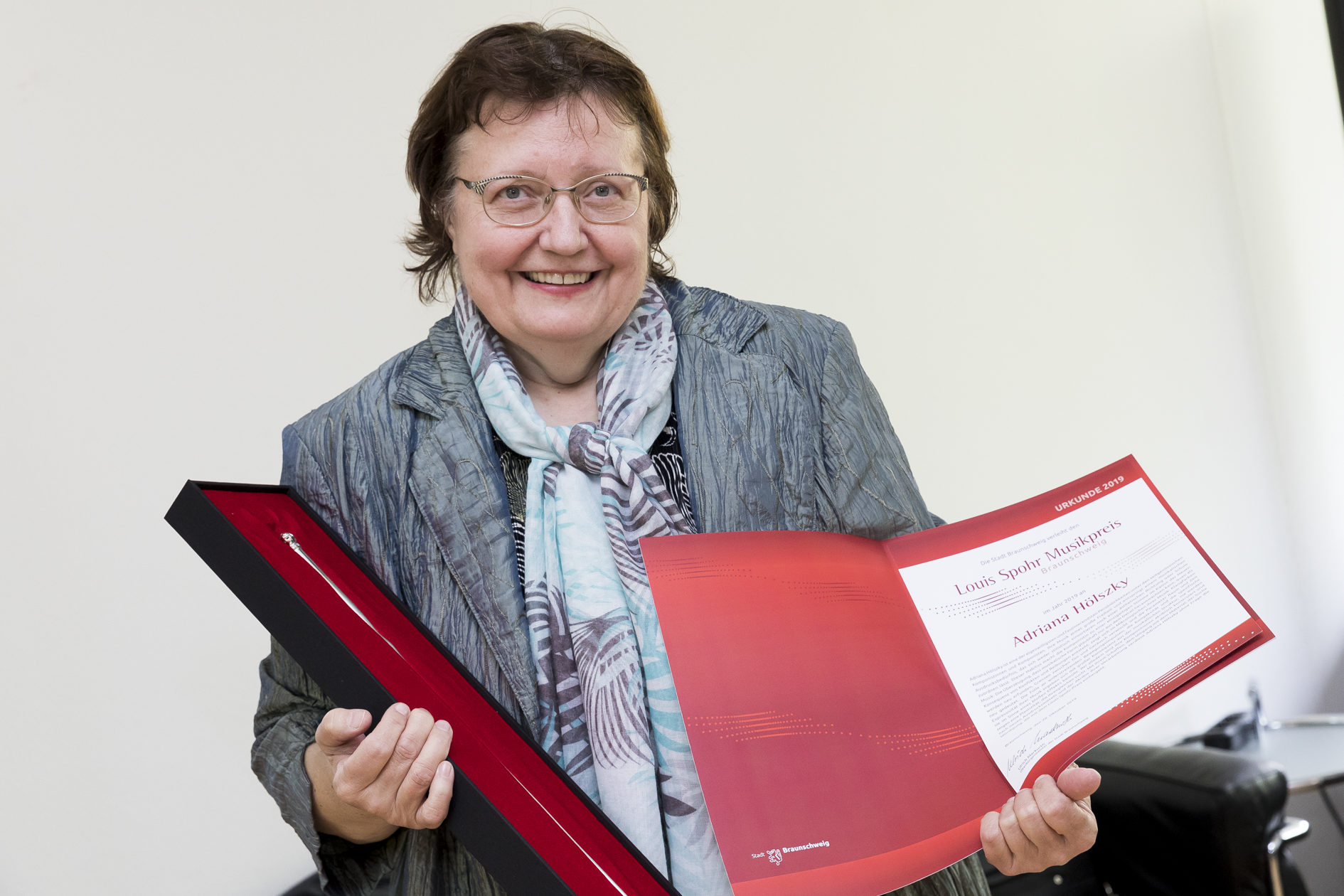 Preisträgerin Adriana Hölszky mit Spohr-Taktstock und Urkunde (Wird bei Klick vergrößert)