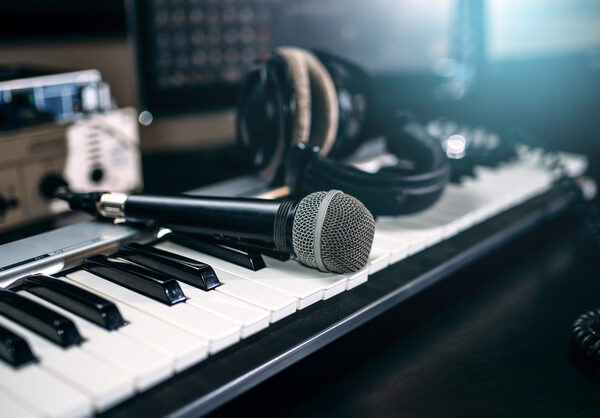 Professional music studio equipment, closeup (Wird bei Klick vergrößert)