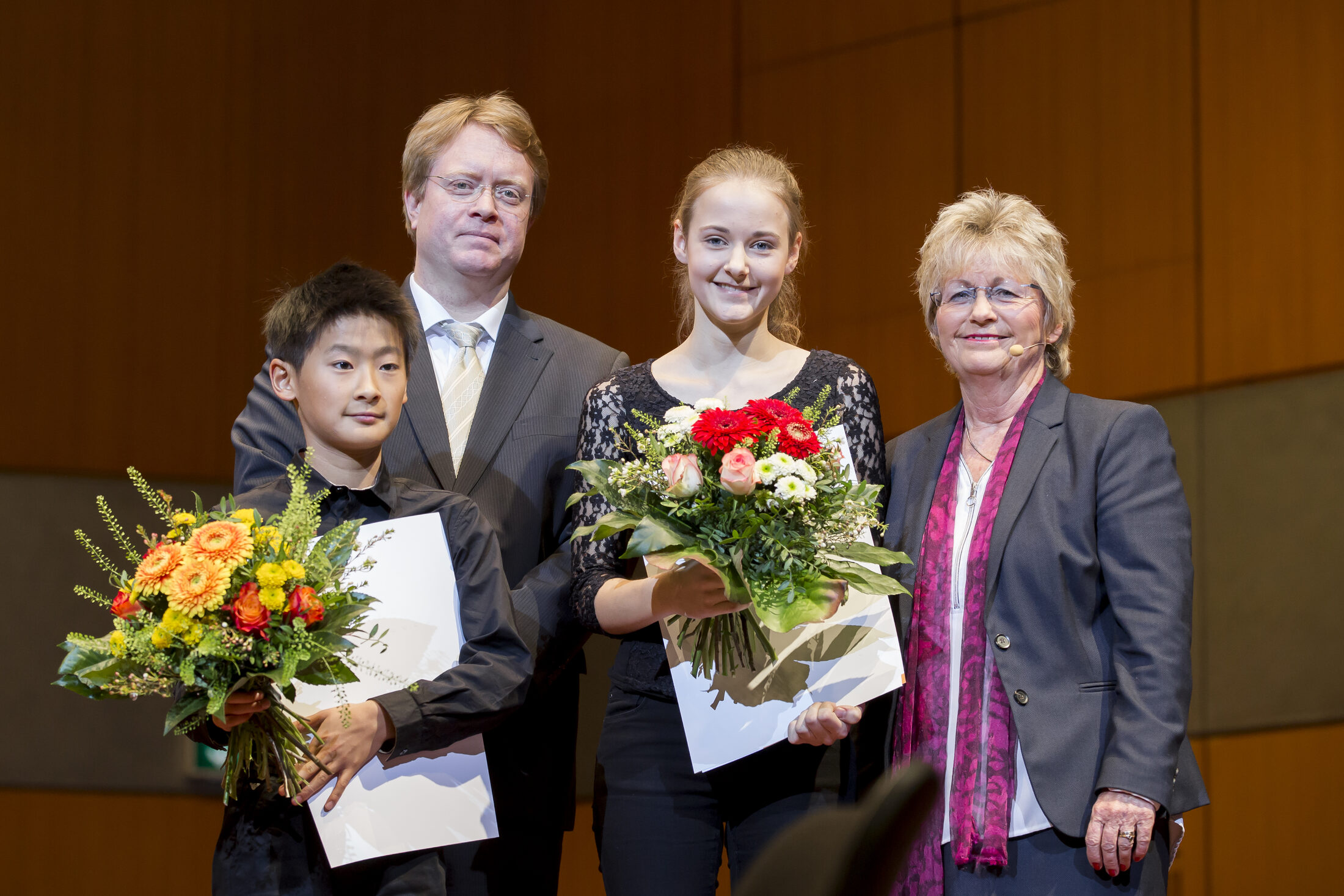 Eröffnungskonzert, v. l. Preisträger Lyuta Kobayashi, Schulleiter Daniel Keding, Preisträgerin Charlotte Warstat, Bürgermeisterin Annegret Ihbe (Wird bei Klick vergrößert)