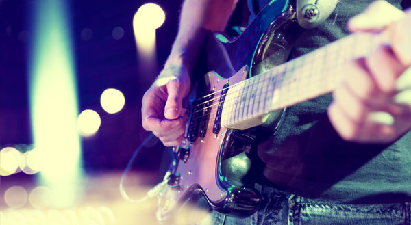 Stage lights.Abstract musical background.Playing guitar and concert concept (Wird bei Klick vergrößert)