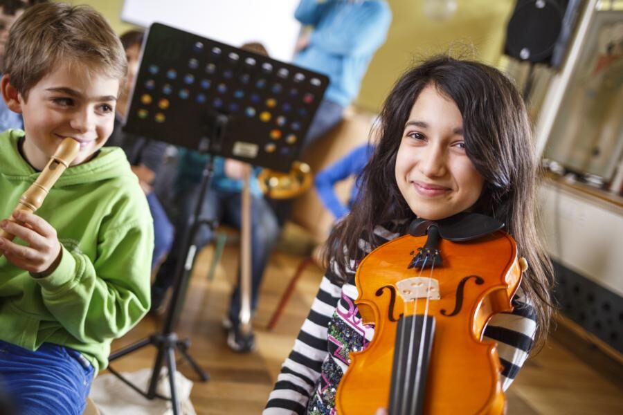 Kind mit einer Violine (Wird bei Klick vergrößert)