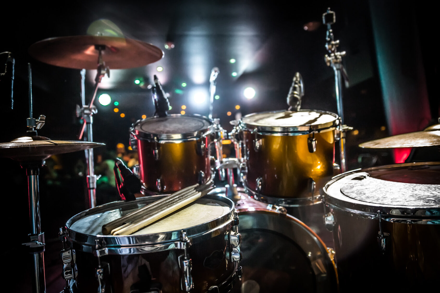 Drum on stage. Warning - authentic shooting with high iso in challenging lighting conditions. A little bit grain and blurred motion effects. (Wird bei Klick vergrößert)