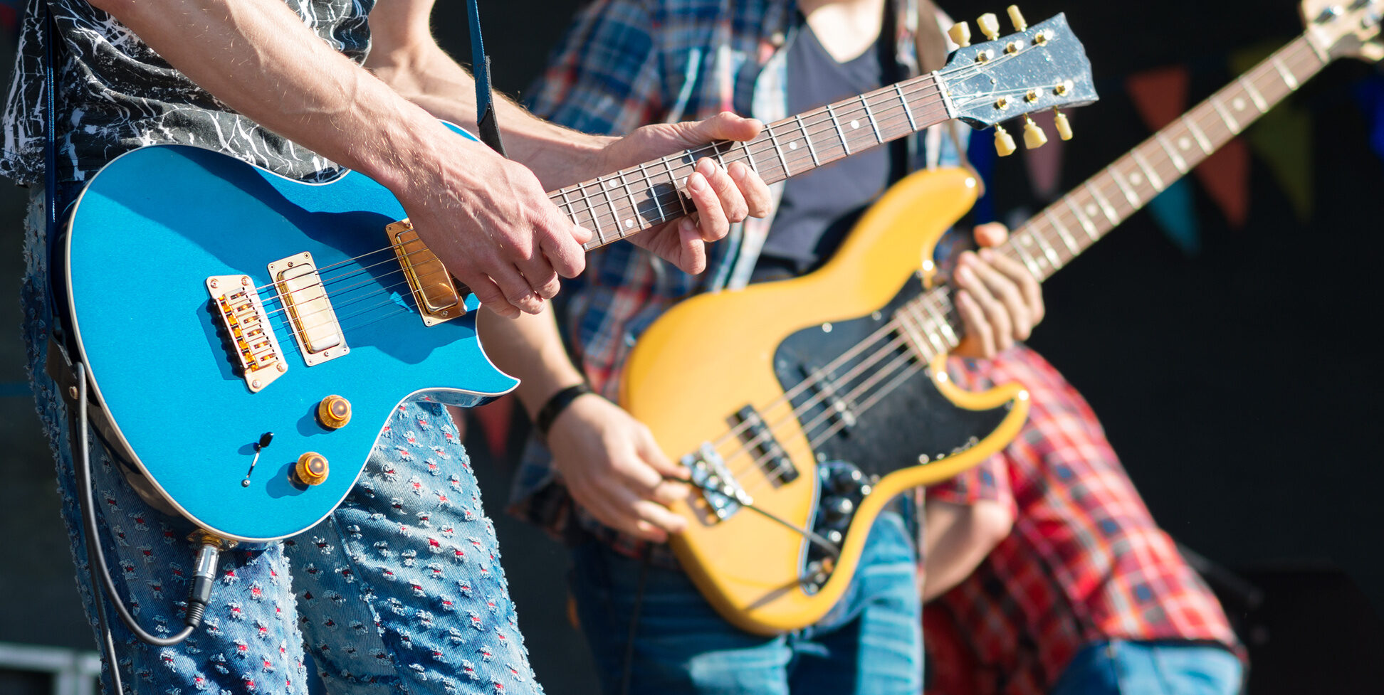 Rock musicians playing at live stage. (Wird bei Klick vergrößert)