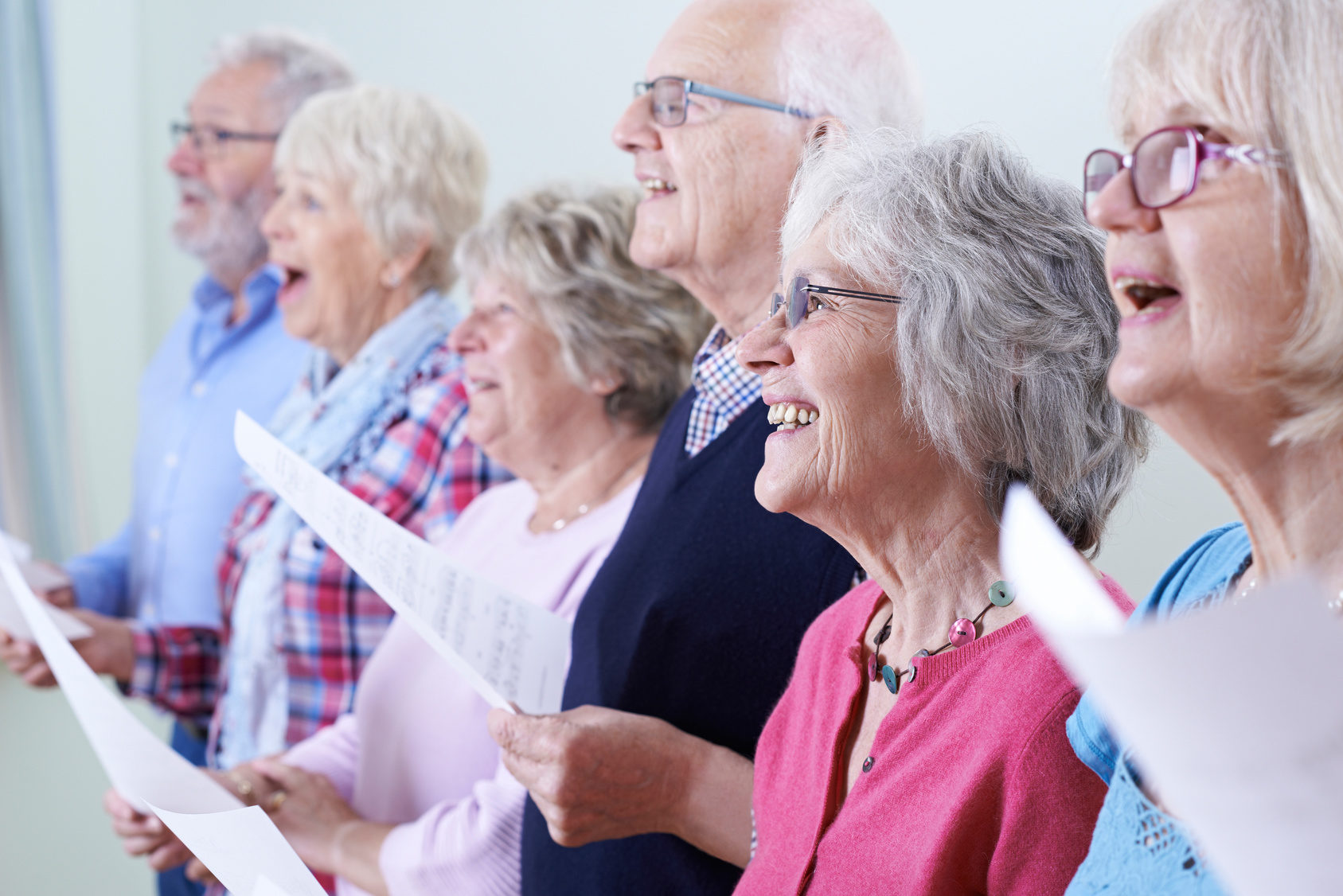 Group Of Seniors Singing In Choir Together (Wird bei Klick vergrößert)