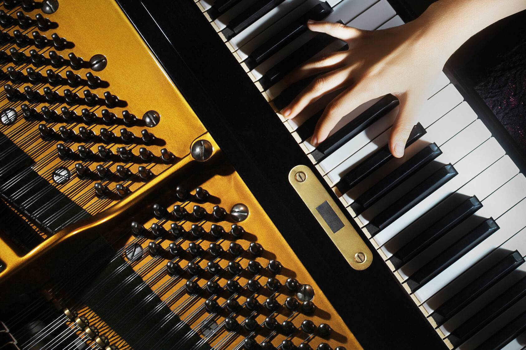 Piano music pianist hands playing. Musical instrument grand piano details with performer hand on white background (Wird bei Klick vergrößert)