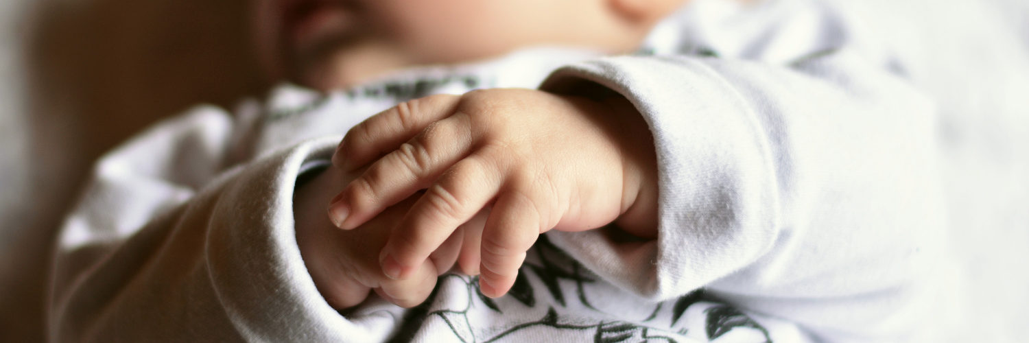 Hände eines Babys