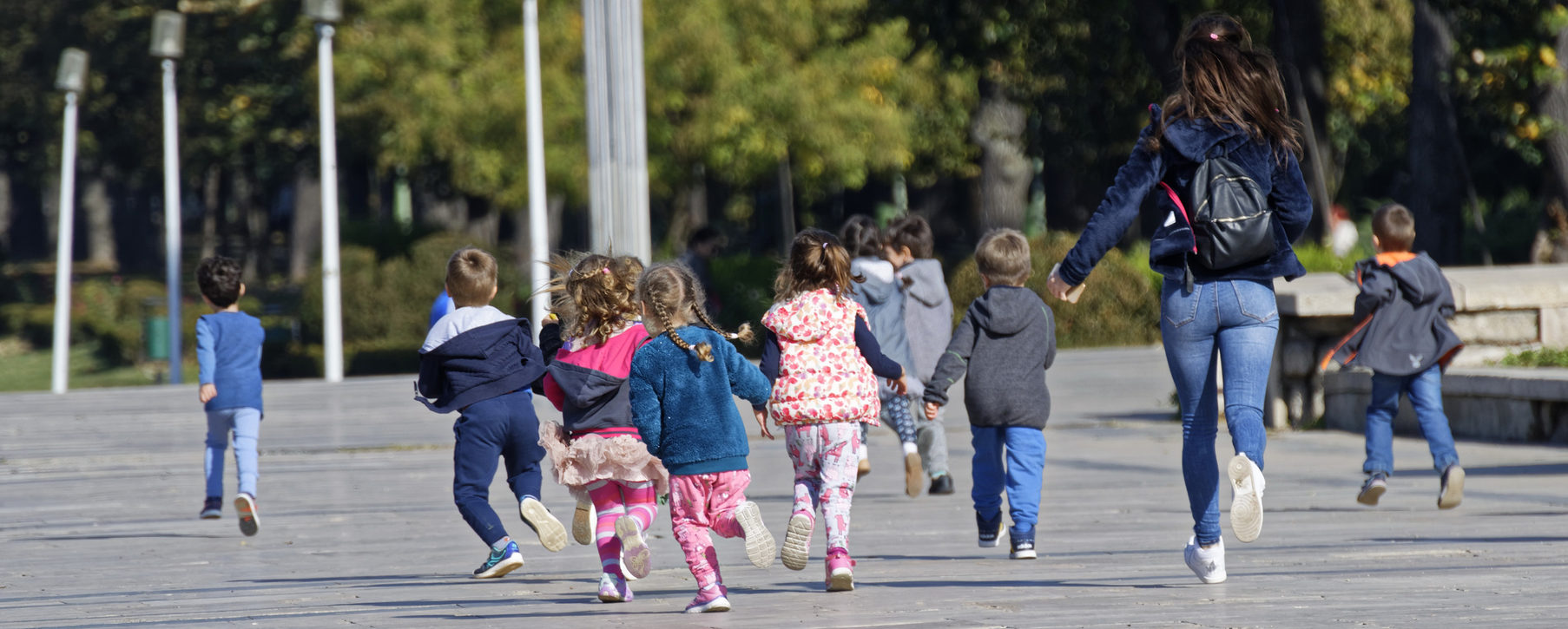 Kinder laufen auf einer Straße
