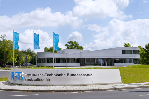 Hier geht es in die Physikalisch-Technischen Bundesanstalt (PTB), Standort Braunschweig. (Wird bei Klick vergrößert)