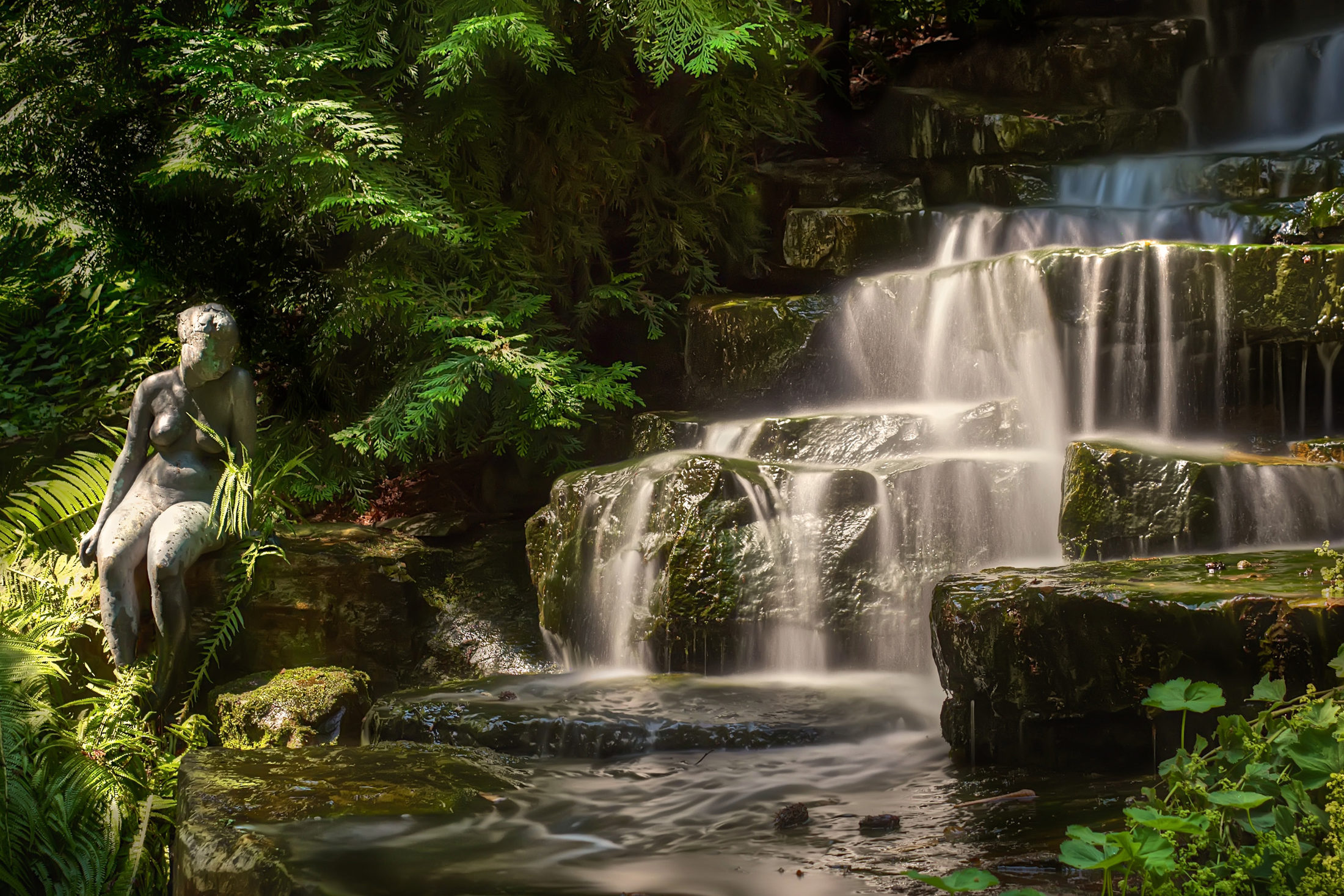 Wasserfall im Botanischen Garten (Wird bei Klick vergrößert)