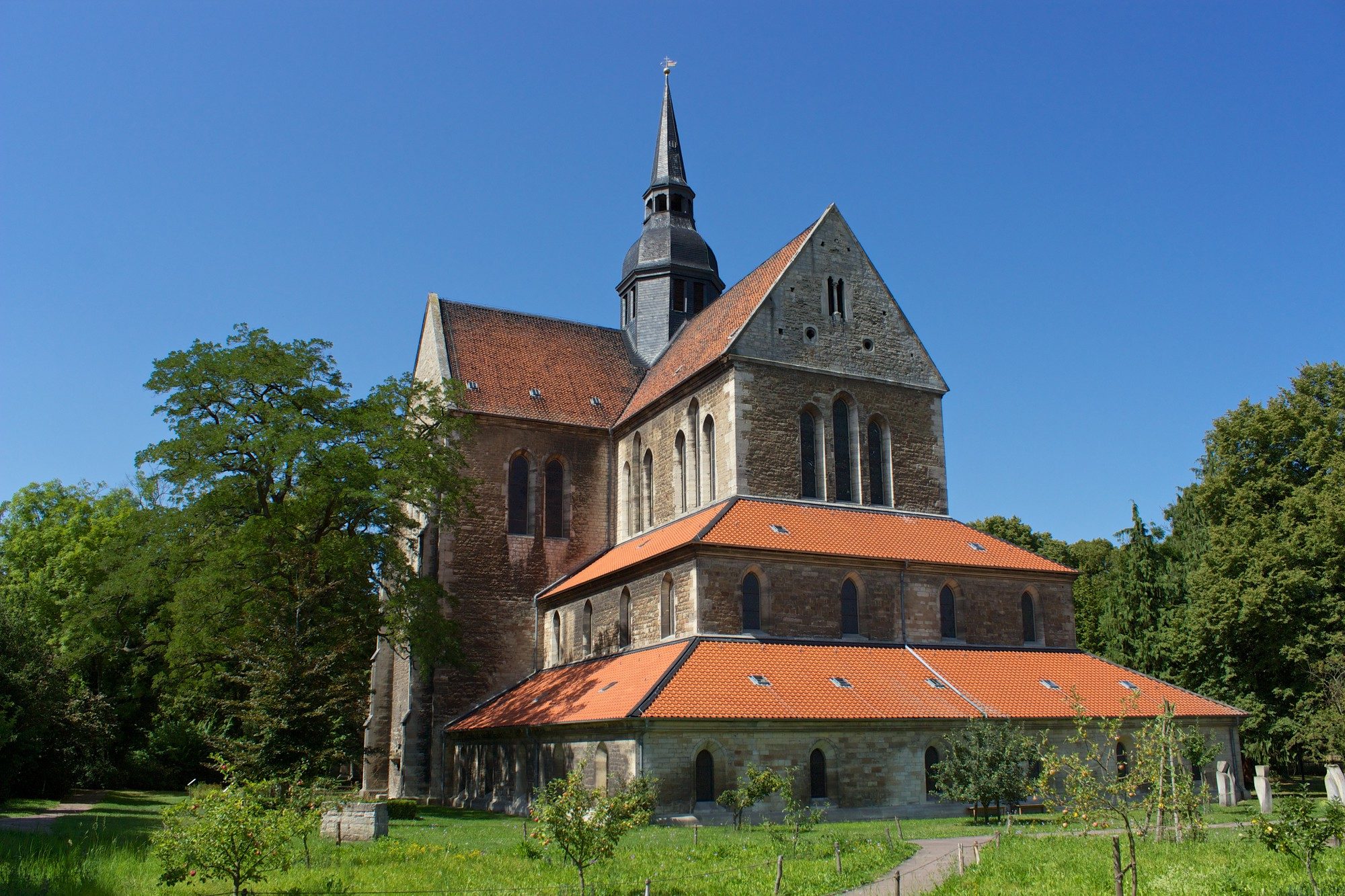 Klosterkirche mit Klostergarten (Wird bei Klick vergrößert)