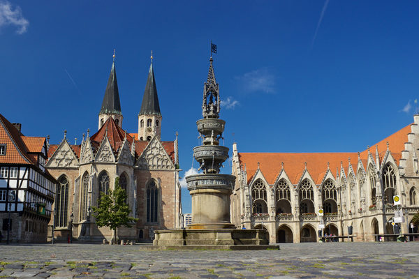 Altstadtmarkt mit Altstadtrathaus, St. Martini und Marienbrunnen (Zoom on click)