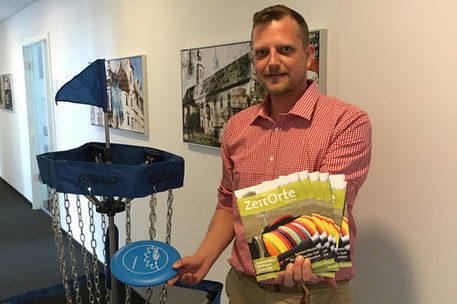 Jan-Christoph Ahrens, Geschäftsstellenleiter des TourismusRegion BraunschweigerLAND e. V., stellt die neue Disc-Golf-Broschüre vor.