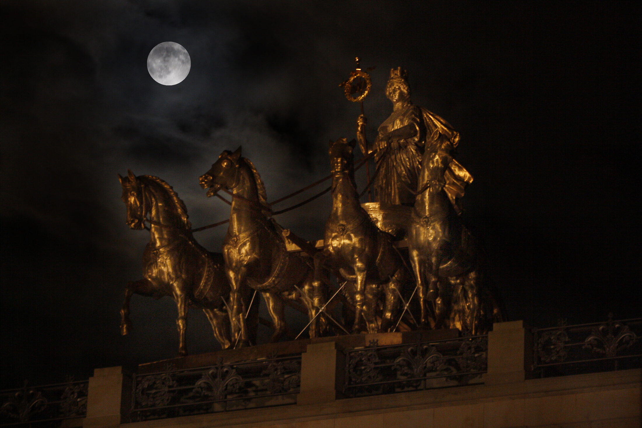 Quadriga bei Nacht (Wird bei Klick vergrößert)