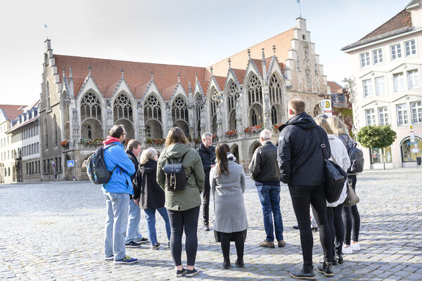 Stadtführung auf dem Altstadtmarkt (Wird bei Klick vergrößert)