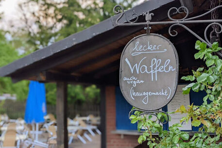 Teetied mit Waffelschild