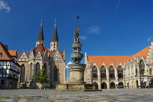 Altstadtmarkt mit Altstadtrathaus, St. Martini und Marienbrunnen