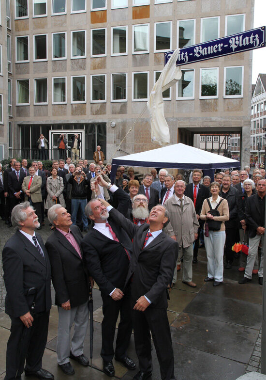 Enthüllung des Straßenschilds am Fritz-Bauer-Platz (Wird bei Klick vergrößert)