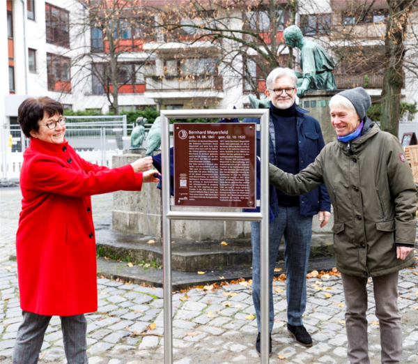 Bildunterschrift: Enthüllung der Persönlichkeitstafel für Bernhard Meyersfeld. Vlnr.: Dr. Annette Boldt-Stülzebach (Dezernat für Kultur und Wissenschaft, Stadt Braunschweig, Dr. Jörg Munzel (Bürgerstiftung Braunschweig e. V.), Heike Zander (Bezirksbürgermeisterin Innenstadt, Stadt Braunschweig) (Wird bei Klick vergrößert)